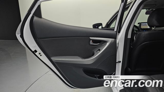 Hyundai Avante 1.6 VGT Smart Standard 2015 — фото 30