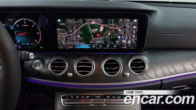 Mercedes-Benz E-Class (W213) E220d 4MATIC AMG Line 2023 — фото 12