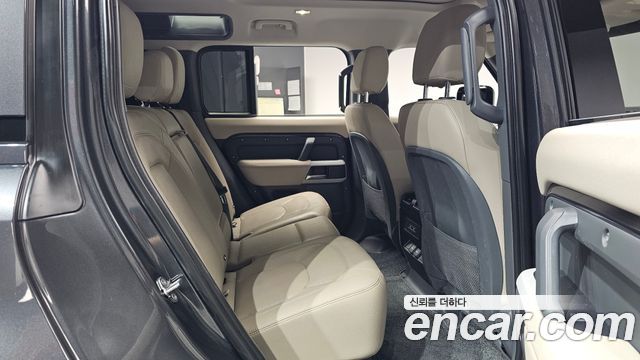 Land Rover Defender (L663) 110 D250 SE 2023 — фото 11