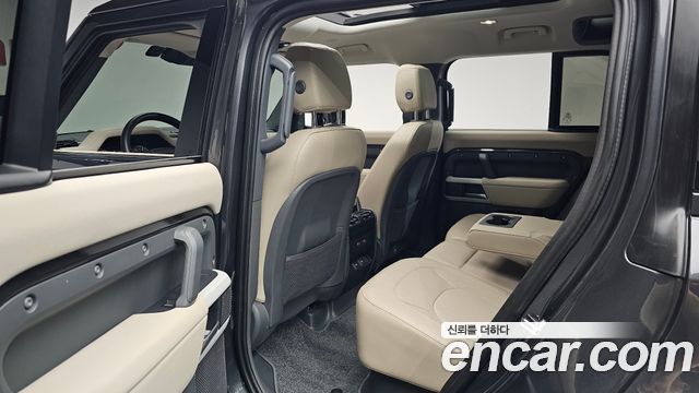 Land Rover Defender (L663) 110 D250 SE 2023 — фото 12