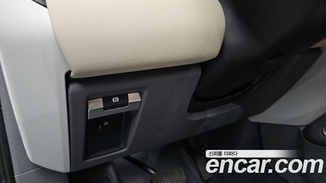 Land Rover Defender (L663) 110 D250 SE 2023 — фото 16