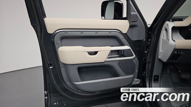 Land Rover Defender (L663) 110 D250 SE 2023 — фото 24