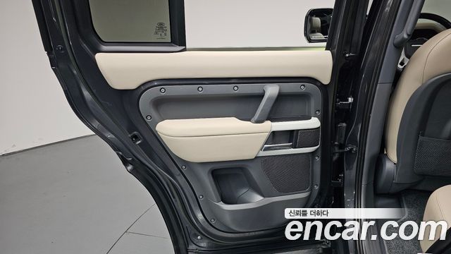 Land Rover Defender (L663) 110 D250 SE 2023 — фото 25