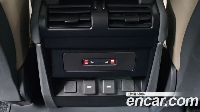 Land Rover Defender (L663) 110 D250 SE 2023 — фото 31