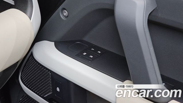Land Rover Defender (L663) 110 D250 SE 2023 — фото 33