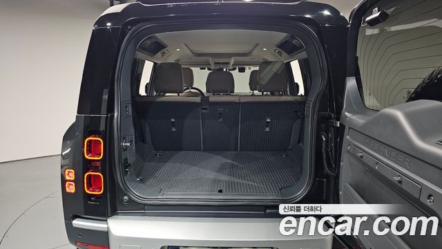 Land Rover Defender (L663) 110 D250 SE 2023 — фото 36