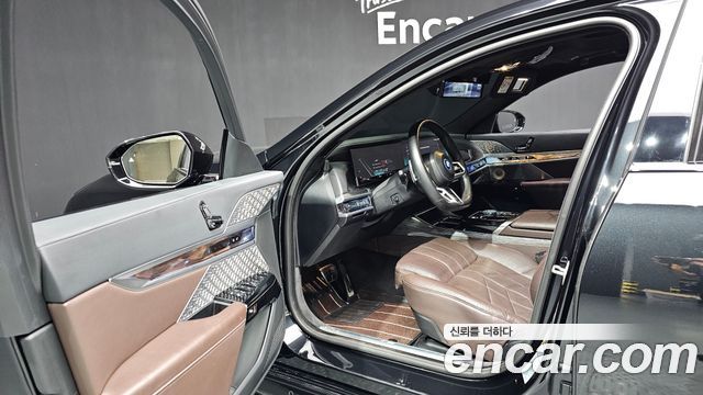 BMW 7 Series (G70) 750e xDrive M Sport 2023 — фото 10
