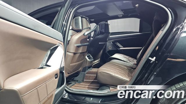 BMW 7 Series (G70) 750e xDrive M Sport 2023 — фото 12