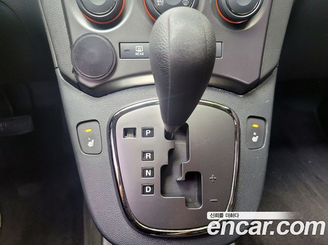 Kia Carens LPI 2.0 GX High-Deluxe 2013 — фото 10