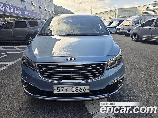Kia Carnival 7-seater Limousine VIP