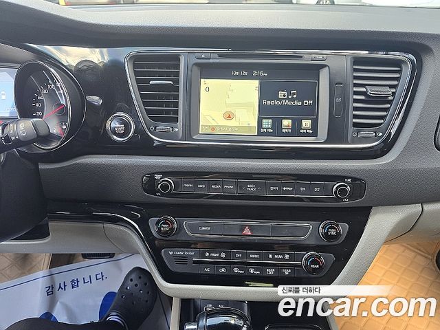 Kia Carnival 7-seater Limousine VIP 2016 — фото 15