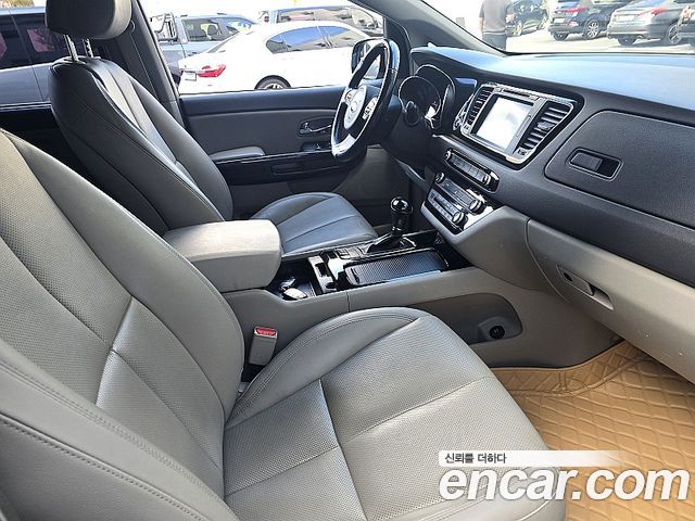 Kia Carnival 7-seater Limousine VIP 2016 — фото 23