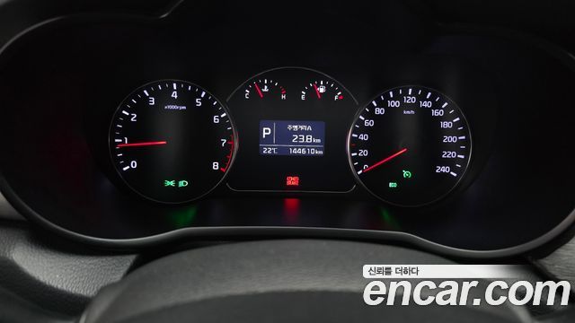 Kia Carens 2.0 LPi Prestige 2015 — фото 8