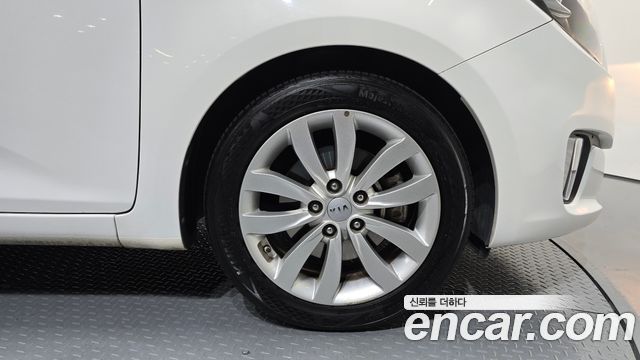 Kia Carens 2.0 LPi Prestige 2015 — фото 21
