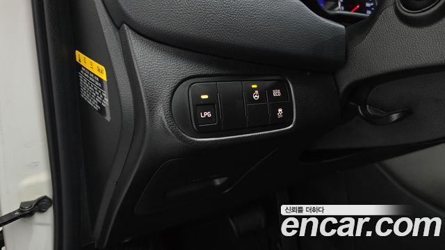 Kia Carens 2.0 LPi Prestige 2015 — фото 29