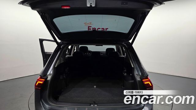Volkswagen Tiguan Allspace 2.0 TDI Prestige 2023 — фото 20