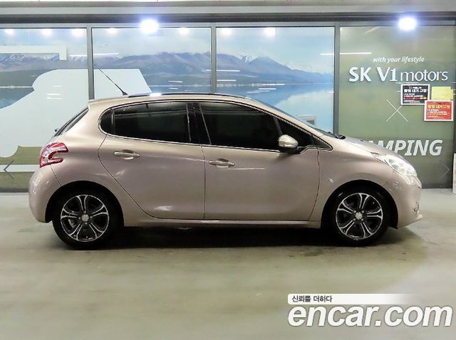 Peugeot 208 1.6 e-HDi Feline 5Door 2013 — фото 3