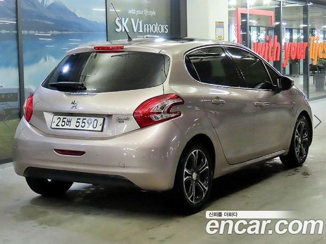 Peugeot 208 1.6 e-HDi Feline 5Door 2013 — фото 4