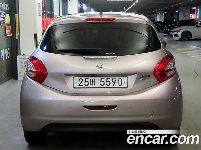 Peugeot 208 1.6 e-HDi Feline 5Door 2013 — фото 5