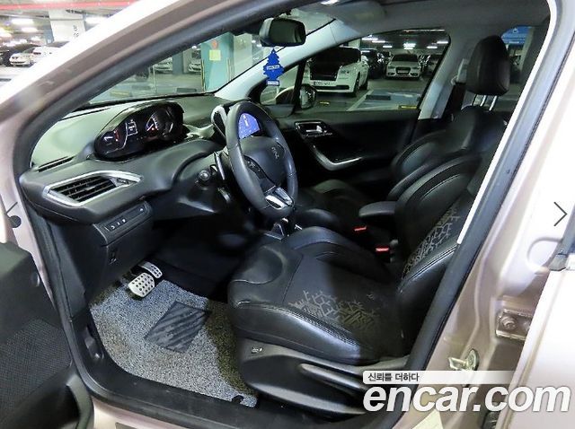 Peugeot 208 1.6 e-HDi Feline 5Door 2013 — фото 6