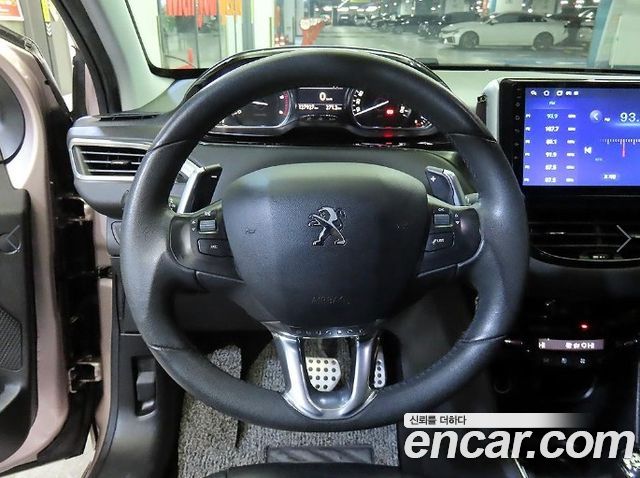 Peugeot 208 1.6 e-HDi Feline 5Door 2013 — фото 8