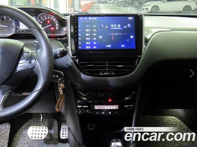 Peugeot 208 1.6 e-HDi Feline 5Door 2013 — фото 15