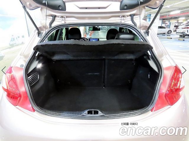 Peugeot 208 1.6 e-HDi Feline 5Door 2013 — фото 21