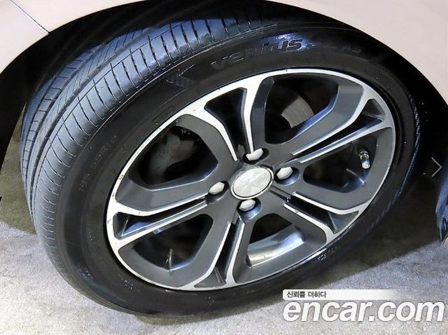 Peugeot 208 1.6 e-HDi Feline 5Door 2013 — фото 24
