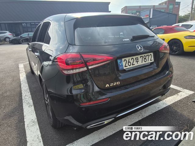 Mercedes-Benz A-Class (W177) A220 Hatchback 2023 — фото 4