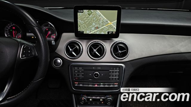 Mercedes-Benz GLA-Class (X156) GLA200 d 4MATIC 2017 — фото 14