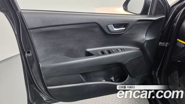 Kia Stonic 1.4 Trendy 2018 — фото 24