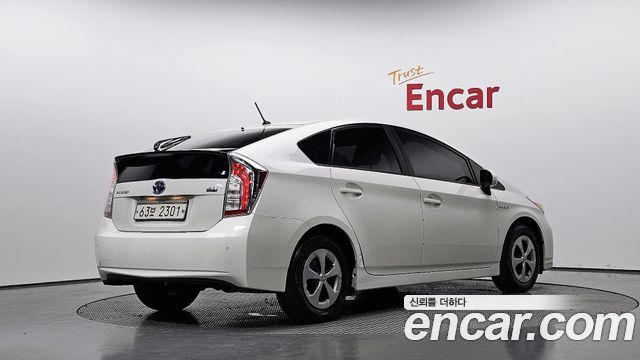 Toyota Prius 1.8 E 2015 — фото 2