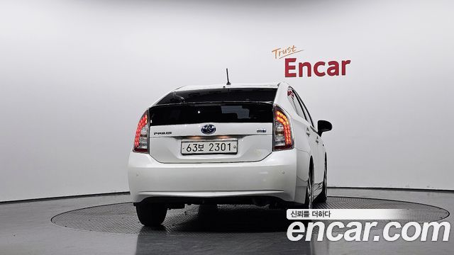 Toyota Prius 1.8 E 2015 — фото 4