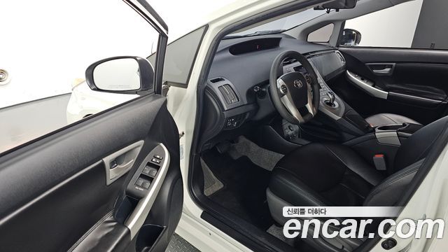 Toyota Prius 1.8 E 2015 — фото 10