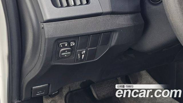 Toyota Prius 1.8 E 2015 — фото 16