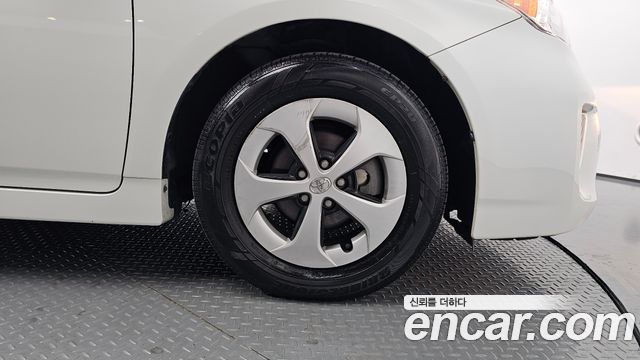 Toyota Prius 1.8 E 2015 — фото 21