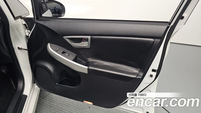 Toyota Prius 1.8 E 2015 — фото 24