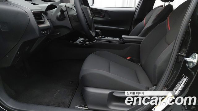 Toyota Prius (V) 2.0 PHEV SE 2024 — фото 10
