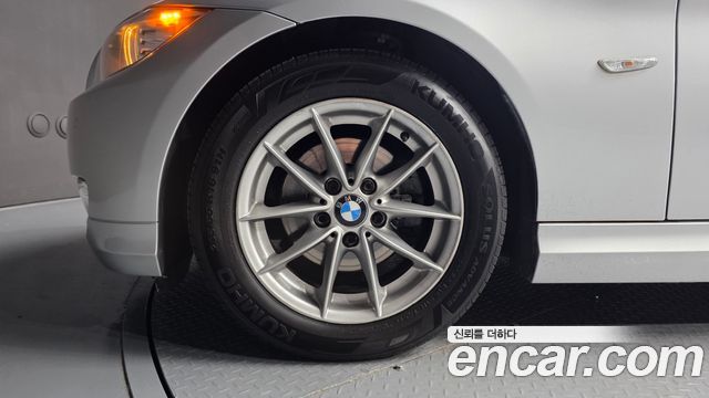 BMW 3 Series (E90) 320i Sedan 2011 — фото 5