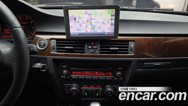 BMW 3 Series (E90) 320i Sedan 2011 — фото 14