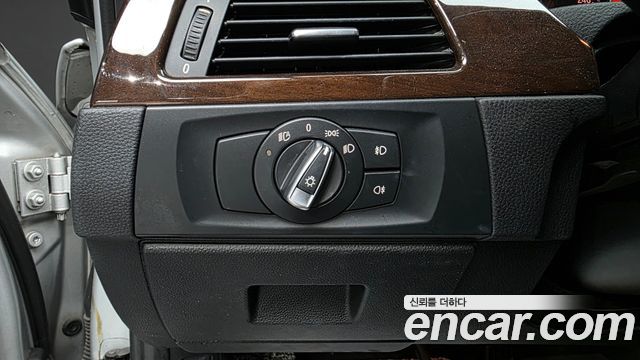 BMW 3 Series (E90) 320i Sedan 2011 — фото 16
