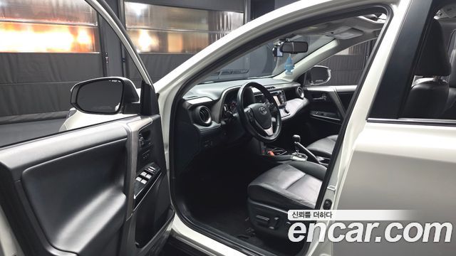 Toyota RAV4 2.5 4WD Hybrid 4th 2018 — фото 10
