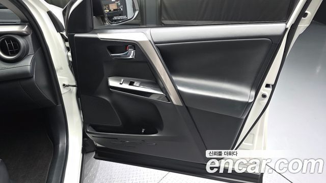 Toyota RAV4 2.5 4WD Hybrid 4th 2018 — фото 24