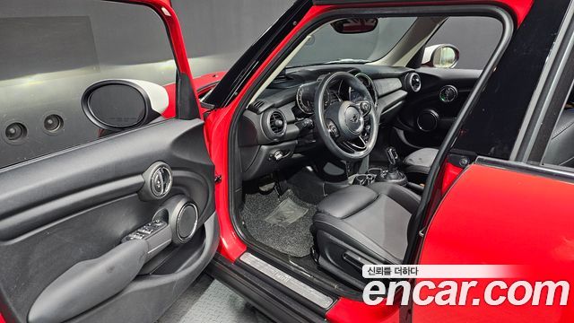 MINI Cooper 5Door HIGH 3rd 2021 — фото 26