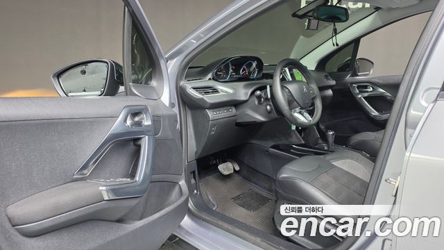 Peugeot 2008 1.6 e-HDi Feline 2015 — фото 12