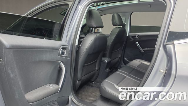 Peugeot 2008 1.6 e-HDi Feline 2015 — фото 17