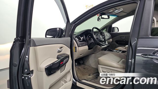 Kia Carnival 9-seater Prestige 2015 — фото 10