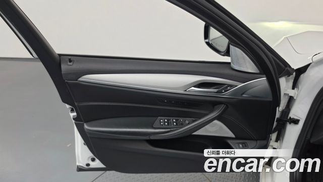 BMW 5 Series (G30) M550d xDrive 2019 — фото 24