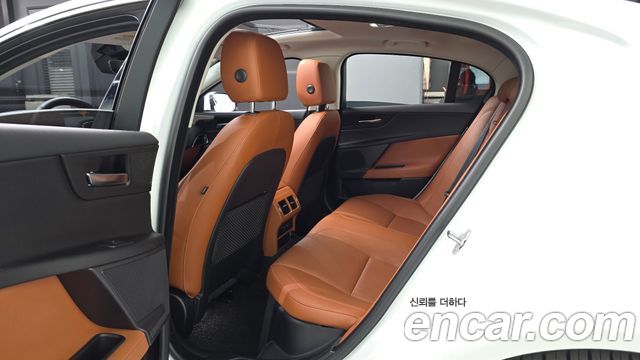 Jaguar XE 20d Portfolio 2019 — фото 15