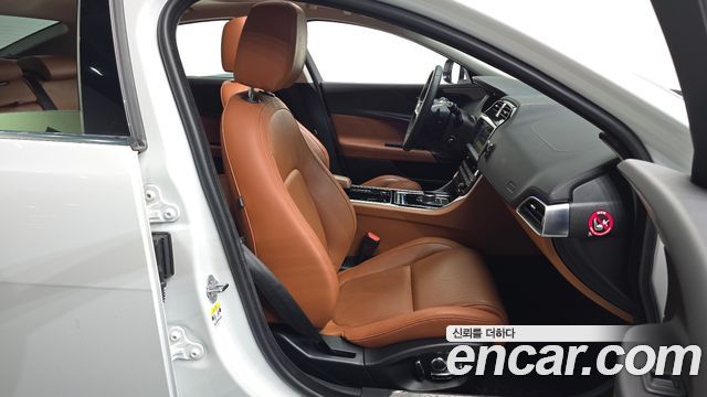 Jaguar XE 20d Portfolio 2019 — фото 16